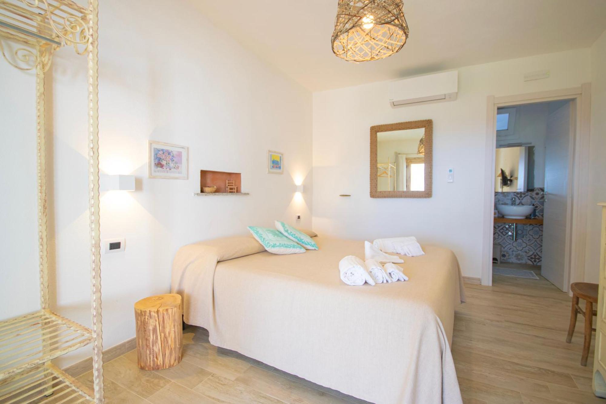 Hotel Essenza Di Mirto Ла-Калетта Номер фото